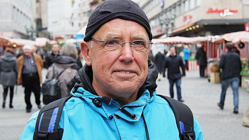 Johannes Köhler (67) ist besorgt. "Wenn ein Selbstständiger in seinem eigenen Laden freiwillig länger arbeiten will, stört mich das nicht," erklärt er, "Wenn aber seine Angestellten keine Wahl hätten und länger arbeiten müssten, fände ich das nicht in Ordnung."