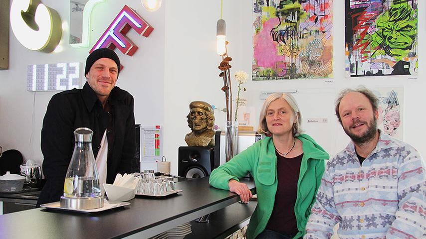 Als Florian Karnik (35) vor Kurzem die Eisdiele in der Rothenburger Straße eröffnete, hatte er die Idee, ein Café und eine Kunstgalerie unter ein Dach zu bringen. Das frische Konzept mit Design zum Mitnehmen und wechselnden Ausstellungen aus dem Genre "Urban Art" kommt bereits jetzt gut an. Natürlich wird auch Speiseis verkauft, schließlich war das Haus, schon bevor es jahrelang leer stand, "die Eisdiele". Karin Göß (52) und Frank Lümmen (45) haben in den wenigen Wochen, seitdem die Eisdiele eröffnet hat, bereits mehrmals vorbei geschaut. "Wir sind aus St. Johannis und gehen oft in Cafés," erzählt Karin, "Das Konzept der Eisdiele ist in Nürnberg aber einzigartig." Auch Frank ist begeistert: "Die hohen Wände und der helle Raum sind für eine Galerie perfekt geeignet. Man könnte denken, man wäre in Berlin oder Barcelona." Das i-Tüpfelchen für Karin: "Der Kaffee schmeckt wirklich sehr gut." Als Florian Karnik (35) vor Kurzem die Eisdiele in der Rothenburger Straße eröffnete, hatte er die Idee, ein Café und eine Kunstgalerie unter ein Dach zu bringen. Das frische Konzept mit Design zum Mitnehmen und wechselnden Ausstellungen aus dem Genre "Urban Art" kommt bereits jetzt gut an. Natürlich wird auch Speiseis verkauft, schließlich war das Haus, schon bevor es jahrelang leer stand, "die Eisdiele". Karin Göß (52) und Frank Lümmen (45) haben in den wenigen Wochen, seitdem die Eisdiele eröffnet hat, bereits mehrmals vorbei geschaut. "Wir sind aus St. Johannis und gehen oft in Cafés," erzählt Karin, "Das Konzept der Eisdiele ist in Nürnberg aber einzigartig." Auch Frank ist begeistert: "Die hohen Wände und der helle Raum sind für eine Galerie perfekt geeignet. Man könnte denken, man wäre in Berlin oder Barcelona." Das i-Tüpfelchen für Karin: "Der Kaffee schmeckt wirklich sehr gut."