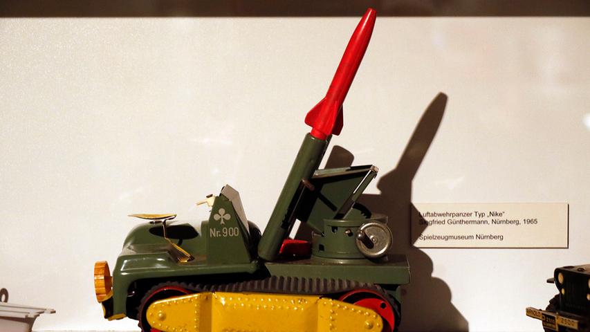 Sandmännchen und Panzer: DDR-Spielzeug in Nürnberg ausgestellt