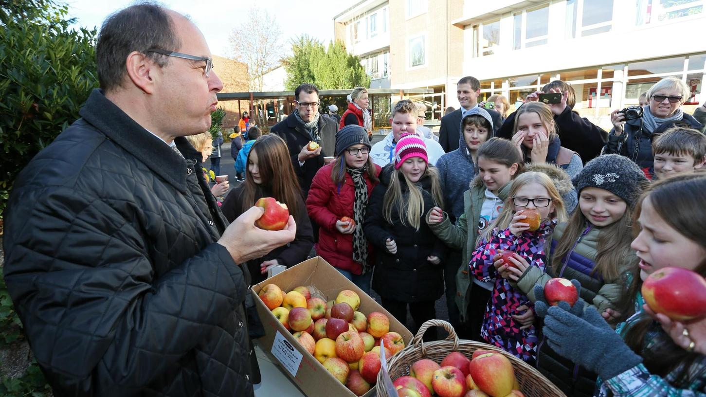 Der Minister serviert in Veitsbronn Äpfel