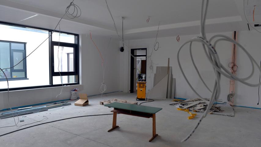 Noch hängen in der Adalbert-Stifter-Schule die Kabel aus der Wand. Am Ende der Sanierung werden moderne Klassenzimmer enstehen.
