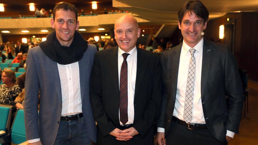 Schuldirektor Harald Schmidt inmitten geballter Fußballerfahrung. Raphael Schäfer und Dieter Frey nehmen ihn in die Mitte.