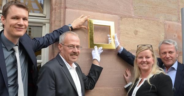 Neue Blattgoldrahmen für Schwabachs Hausnummern