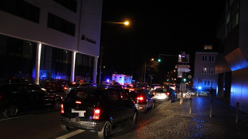 Unfall in der Gleißbühlstraße: Pkw prallt gegen Laternenmast