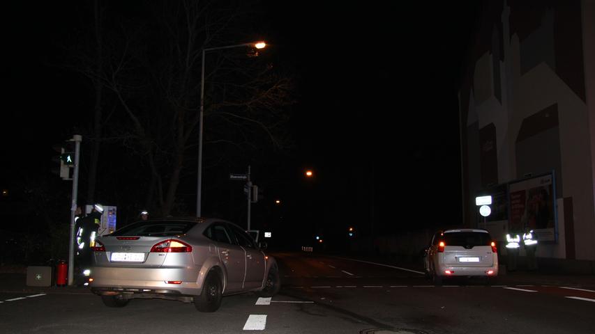 Unfall in der Gleißbühlstraße: Pkw prallt gegen Laternenmast