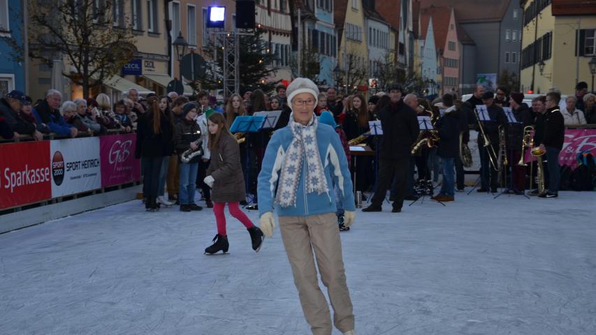 Die 82-jährige Inge Schömig betreibt Eislauf seit Kindertagen, seit 60 Jahren mit den selben Schlittschuhen.