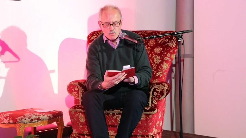 ... auf dem Stuhl, den zur Roten Kulturnacht der gebürtige Nürnberger und SPD-Politiker Günter Gloser für eine Leseung in Beschlag nahm.