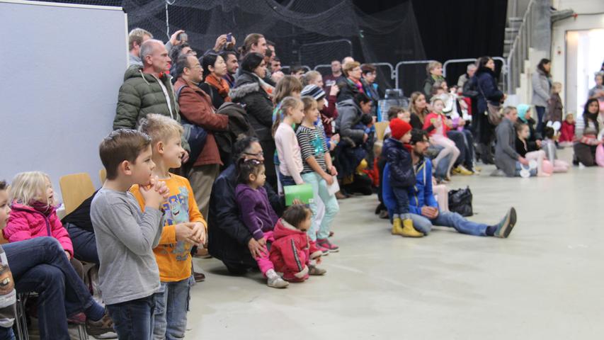 Gebannt verfolgten Groß und Klein das abwechslungsreiche Rahmenprogramm auf der Bühne der Brose-Arena.