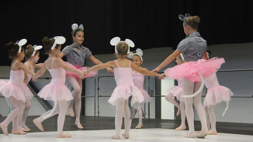 Auf der großen Bühne gab es ein buntes Rahmenprogramm. So zeigten die Dance-Steps-Tanzmäuse, was sie in ihrer Tanzschule schon gelernt haben. Bei ihnen geht es vor allem um das spielerische Erlernen von Rhythmus und Körpergefühl.