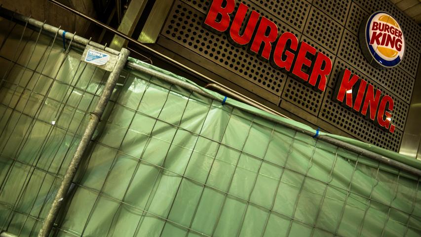Der Franchisenehmer Yi-Ko ignorierte zunächst Burger Kings fristlose Kündigung. Daher blieben die betroffenen Filialen vorerst geöffnet. Wegen ausbleibender Lieferungen war es jedoch nur noch eine Frage der Zeit, bis ...