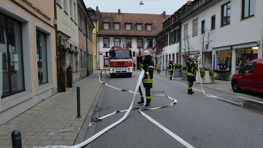 Rettung per Drehleiter: Feuer in der Erlanger Heuwaagstraße 