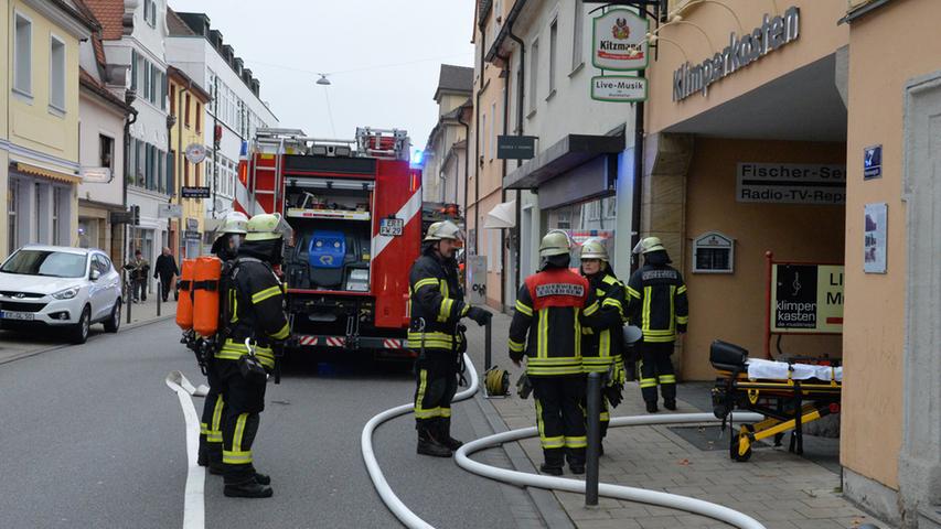 Rettung per Drehleiter: Feuer in der Erlanger Heuwaagstraße 