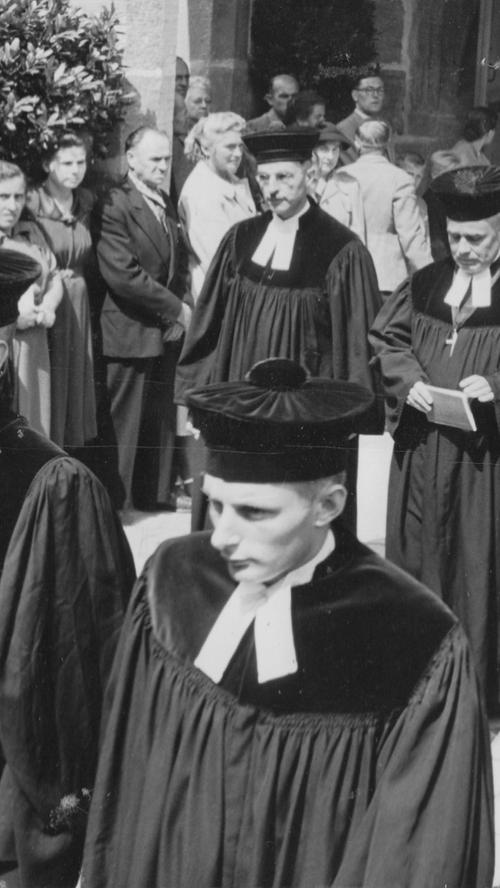 1952 wurde stolz die "völlige Wiederherstellung der St. Georgskirche in Kraftshof" vermeldet. Hier sehen Sie Vertreter der Geistlichkeit beim Verlassen der Kirche. In der zweiten Reihe Pfarrer Freymann, rechts neben ihm Dekan D. Giegler.