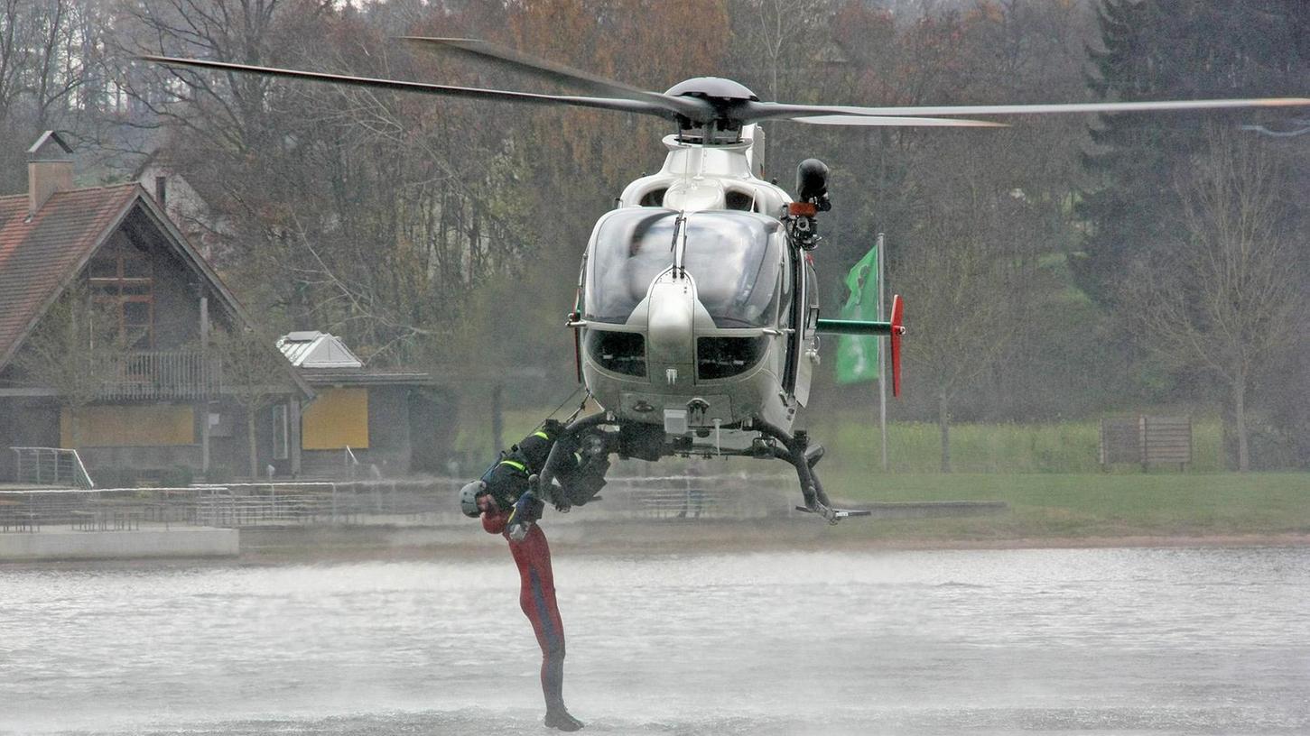 Rettung aus dem Rothsee mit Helikopter und Seil