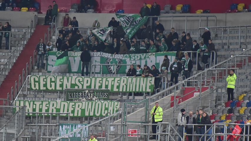 Rund 200 Fans sind mit an den Rhein gereist und protestieren gegen den nicht gerade fanfreundlichen Spieltermin.
