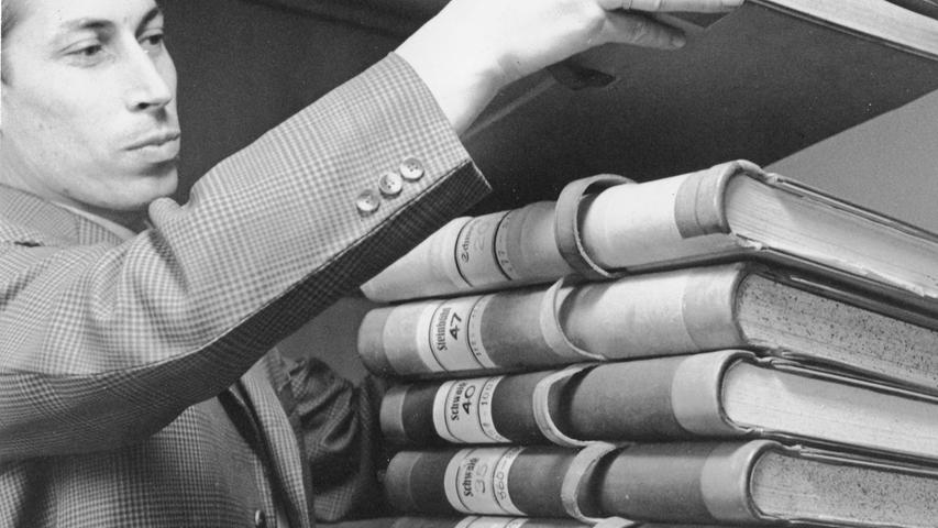 281 mächtige Bände, jeder an die 6 Kilo schwer, dauerhaft in Ganzleinen gebunden, mit Lederrücken und Metallbeschlägen, stehen in den vier Stockwerken des Nürnberger Grundbuchamtes an der Zeltnerstraße 9. Hier gehts zum Artikel: Nürnberger Grundbuch ist eine ganze Bibliothek.