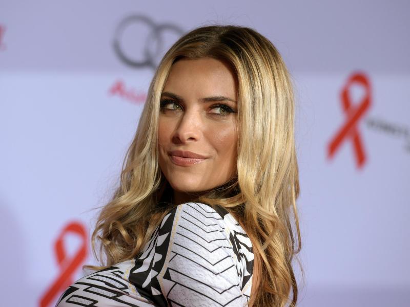 "Ich wusste einfach, dass man vom Quadratwurzelziehen keine tolle Schauspielerin wird." Thomalla, Tochter der Schauspielerin Simone Thomalla, schmiss kurz vor dem Abi die Schule und widmete sich anderen Interessen. Modelepisoden, Auftritte im Fernsehen, Thomalla ist vielfach in der Öffentlichkeit präsent. Und das auch ohne Schulabschluss.