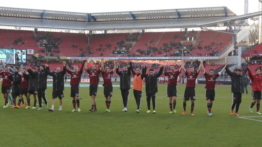 Nürnberg jubelt wieder, der Sieg gegen Ingolstadt wurde erst mit druckvollem Offensivfußball erspielt, nach dem Platzverweis dann erarbeitet. Unsere User schreiben den Weiler-Jungs eine grundsolide 2,6 ins Zeugnis.