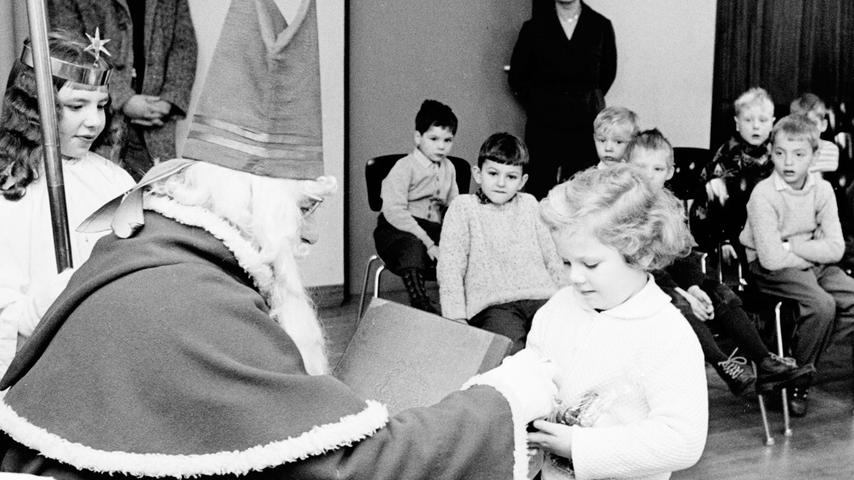 Die kleine Marlies aus der Hegelschule wird vom gütigen Nürnberger Nikolaus reich beschenkt, denn sie ist eine brave Schülerin, sehr fleißig und folgsam. Hier gehts zum Artikel: Überlasteter Nikolaus.