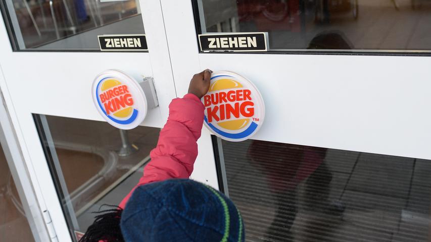 Erst die Rote Karte von Burger King, dann der Abgang: Einer der Gesellschafter des umstrittenen Franchisenehmers Yi-Ko soll sich zurückgezogen haben. Die Zukunft des Unternehmens und der 3000 Beschäftigten bleibt aber offen.