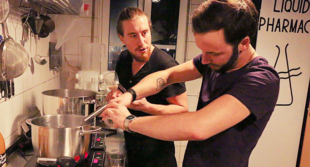 Zwei Laboranten im Dienst des Likörs Zwei Laboranten im Dienst des Likörs