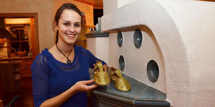 Da die Kinder letztes Jahr von ihrem Schuhwerk - bequeme Stiefel - enttäuscht waren, hat Teresa sich dieses Jahr Christkind-taugliche, golden glänzende Tanzschuhe gekauft.