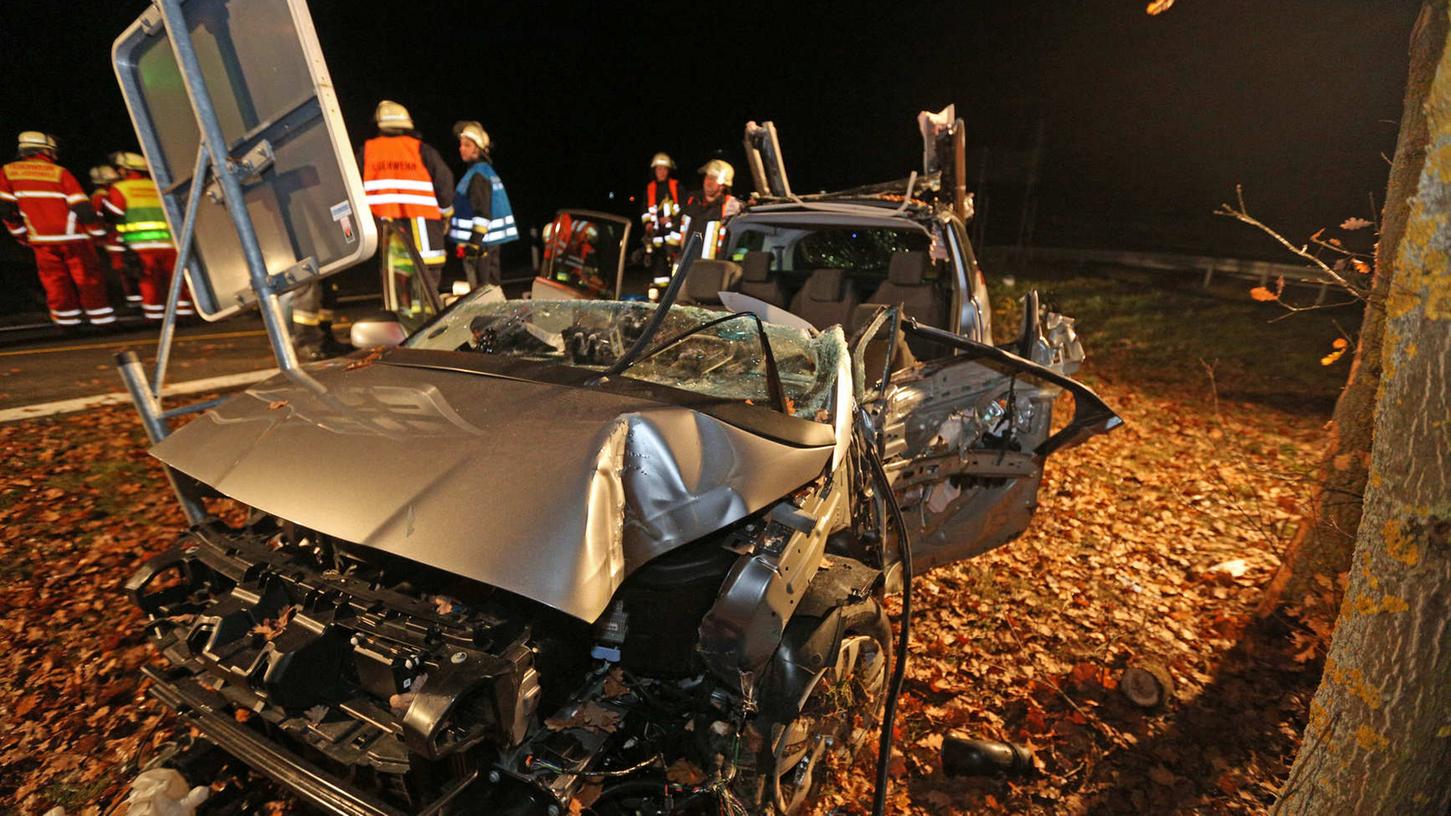 In der Ausfahrt Ebensfeld verlor ein Fahrer die Kontrolle über seinen Wagen, kam von der Straße ab und krachte in eine Baumgruppe.