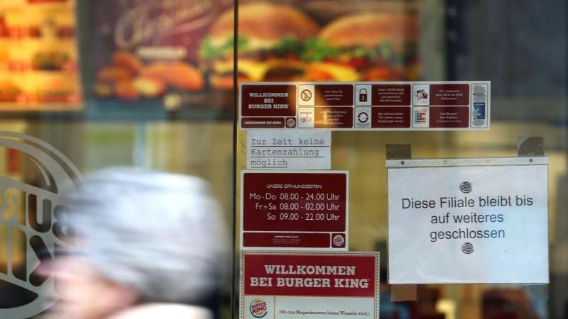 Rund 3000 Mitarbeiter der 89 geschlossenen Burger-King-Filialen warten auf ihren Lohn - und der wird bald fällig. Deswegen enden die Probleme für den gekündigten Franchisenehmer Yi-Ko auch nach einem Gesellschafterwechsel nicht.