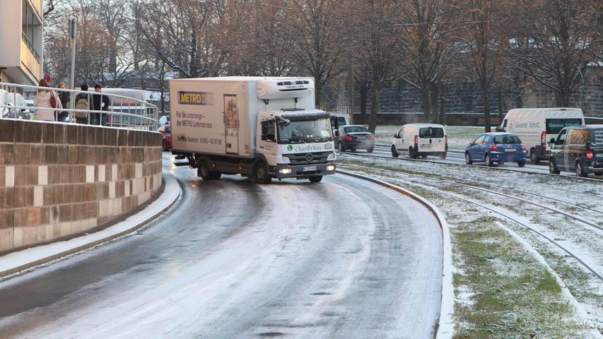 Doch in der Vergangenheit kam es meist beim ersten Schneefall zum großen Verkehrschaos in Nürnberg, wie hier am 26. November 2013 am Westtorgraben.