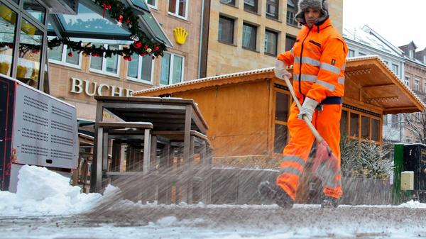 Ja, die Wege müssen bei Glätte auch gestreut werden. Sand, Asche oder Split sind als Streugut erlaubt. Salz ist in den meisten Satzungen der Kommunen sogar verboten. Bei der Stadt oder Gemeinde nachfragen lohnt sich.