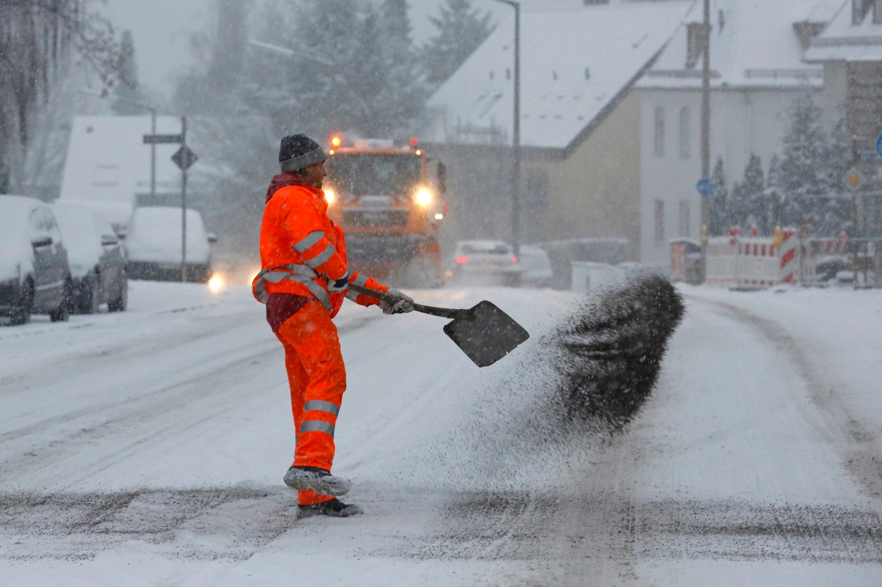 Je nach Witterung kostet der Nürnberger Winterdienst zwischen 3,5 und 12 Millionen Euro. Nach dem Winter müssen auch Schlaglöcher repariert werden - für rund 250.000 Euro.