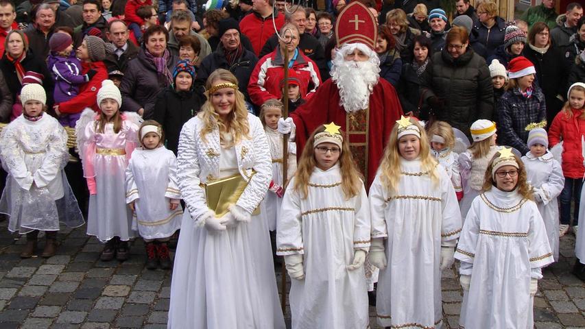 Am 13./ 14. Dezember ist der große Tag für das Berchinger Christkind. Es ist, wie im Vorjahr, die 16- jährige Jessika Beutler (vorne links) aus Eglasmühle.