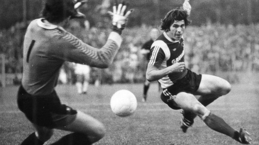 Hans Walitza, Mittelstürmer aus dem Ruhrgebiet, fühlte sich - der damaligen sportlichen Situation des FCN geschuldet - vor allem im Unterhaus wohl: 71 seiner insgesamt 75 Tore im Club-Dress erzielte Walitza in der 2. Liga.