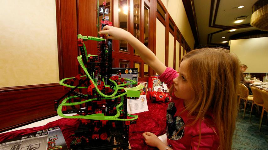 Was letztendlich unterm Weihnachtsbaum gut ankommt, kann niemand vorhersagen - doch die Kinder bei der Pressekonferenz probierten alle Spielsachen fleißig aus.
