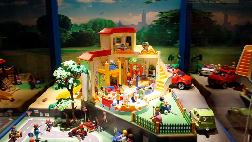 Wenn die Kinder gar nicht genug von der Kindertagesstätte bekommen, gibt es jetzt eine Lösung: Denn Playmobil hat mit "Sonnenschein" die erste KiTa für Playmobilfiguren herausgebracht - mit Küche, Kuschelecke und Kindertoiletten.