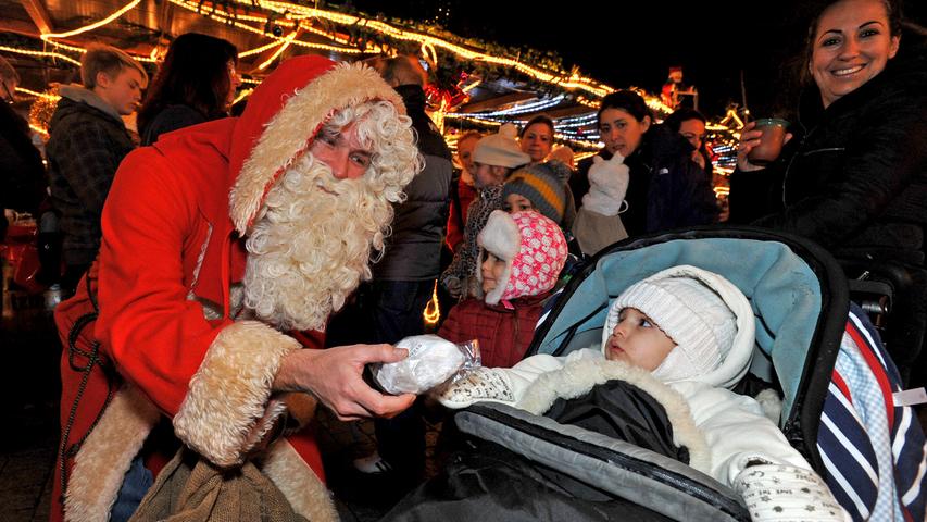 Auch der Nikolaus drehte schon seine ersten Runden und machte sich ein Bild von den Kindern, die in ein paar Tagen ihre Wunschzettel abschicken werden.