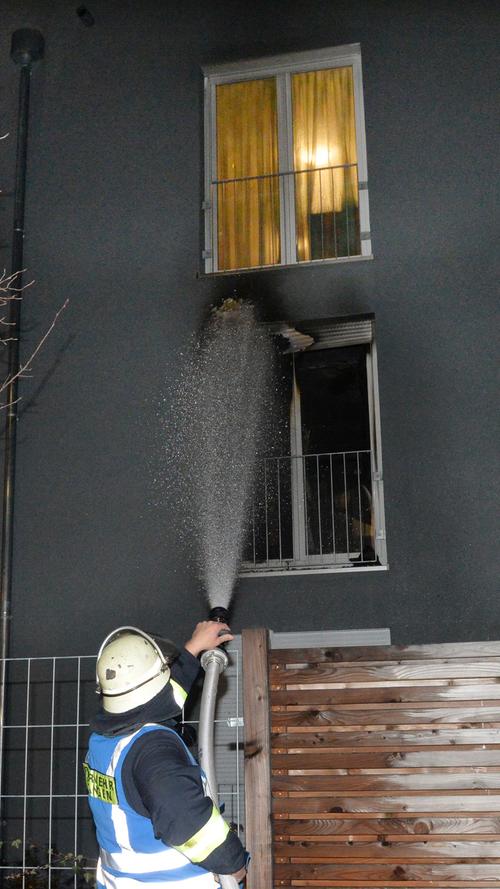 Feuer in Erlanger Altenheim: 35 Senioren evakuiert, zwei Verletzte