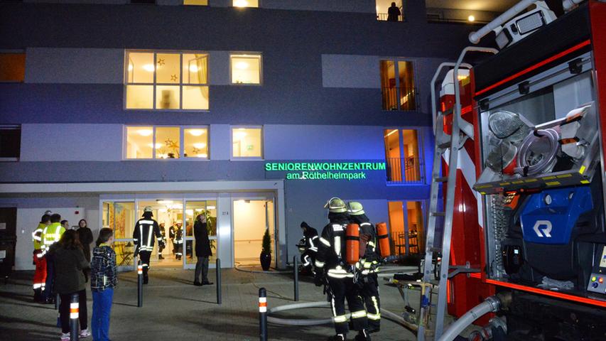 Feuer in Erlanger Altenheim: 35 Senioren evakuiert, zwei Verletzte