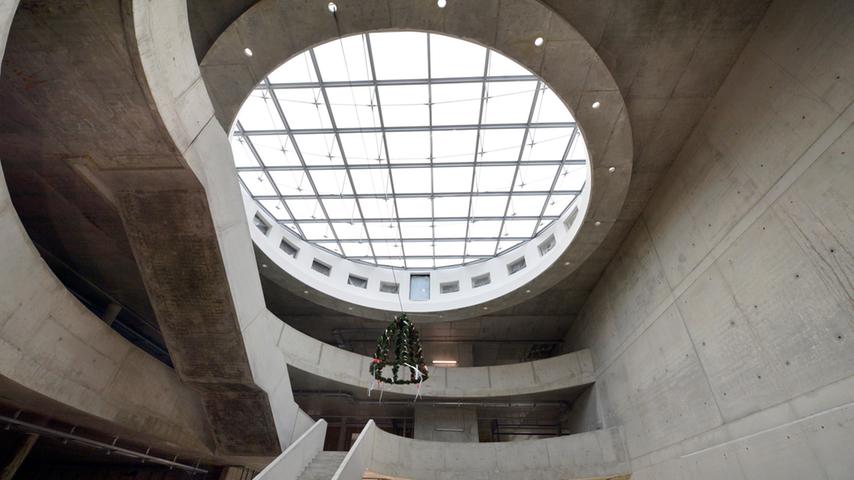 Hingucker ist die große Glaskuppel im offen gestalteten Treppenhaus.