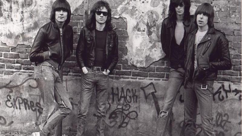 Ramones, Pet Sematary: "Nein, ich gehe nicht ernsthaft davon aus, dass die Ramones auf meiner Beerdigung gespielt werden. Wobei... vielleicht etwas später, wenn die Gemeinde die Gläser erhebt, auf die Lebenden und die Toten? Würde passen: Die Ramones sind schließlich unsterblich - und ihr gleichnamiges Debütalbum erschien 1976, meinem Geburtsjahr."