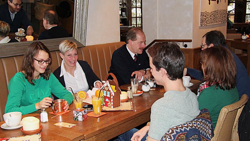 Gemeinsam mit Familie und und der "Christkind-Mutter" Susanne Randel (2.v.l.) frühstückte Christkind Teresa Treuheit am Freitagmorgen im "Cafe & Bar Celona" auf der Insel Schütt.