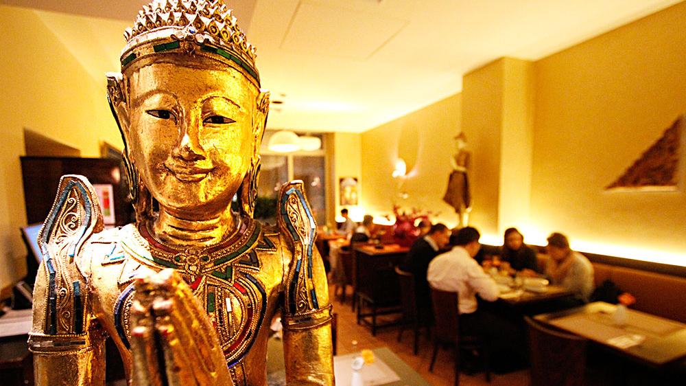 Buddha schaut beim Essen zu