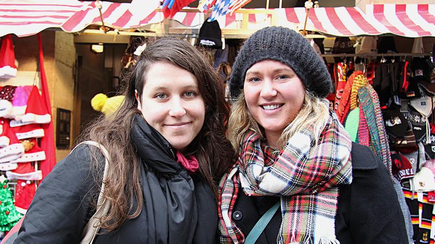Sonia (29, rechts) lebt bereits seit 3,5 Jahren in Nürnberg. Mit ihrer Freundin Caitlin (29) besucht sie jedes Wochenende den Christkindlesmarkt. Ursprünglich kommen die beiden aus Cincinnati, Ohio. Ihren Lieblingsglühwein haben sie auch schon gefunden: am Stand der italienischen Partnerstadt.