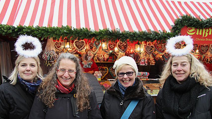 "Wir treffen uns jedes Jahr auf dem Christkindlesmarkt", sagen diese vier Freundinnen. Sandra und Andrea (links und rechts) sind extra aus Düsseldorf angereist, Kristiane (Mitte, links) und Elsa hatten es nicht so weit: Sie kommen aus Ansbach.