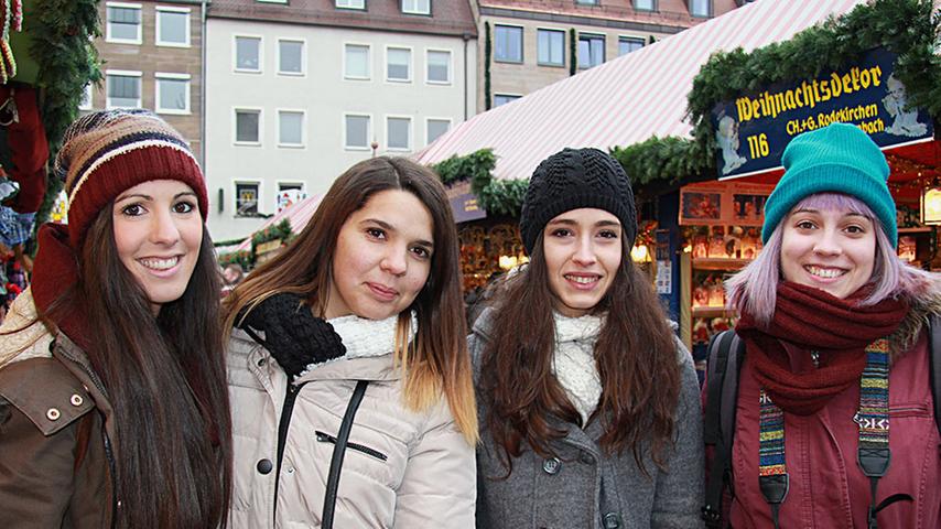 Die vier Spanierinnen sind bereits seit 10 Uhr auf dem Christkindlesmarkt unterwegs. "Abends ist es wahrscheinlich noch schöner", sagt Abenchara (25, links). Sie und Anna (25, Zweite von rechts) wohnen in der Region, Laura (25) und Marta (25, rechts) arbeiten in Holland.