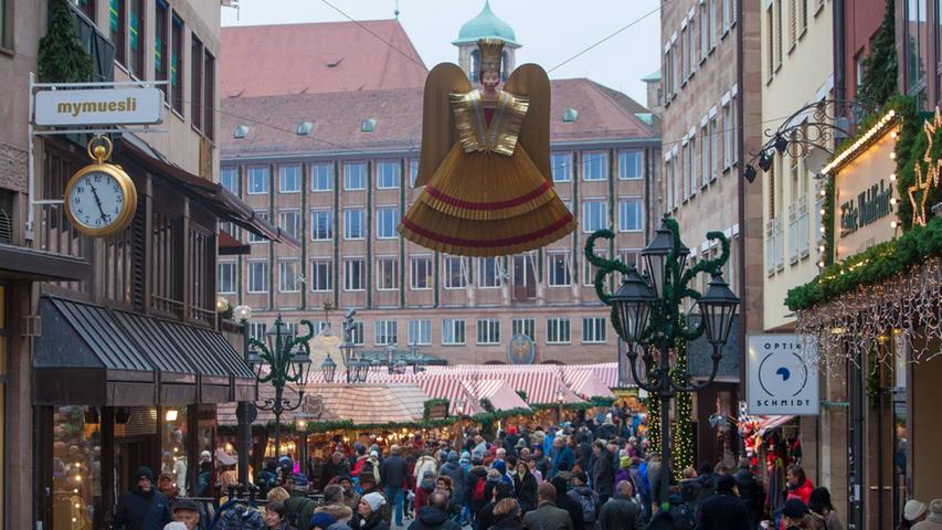 Die große goldene Figur, die zwischen den Häusern gespannt ist, hieß 2014 die Besucher des Christkindlesmarkts nicht zum ersten und auch nicht zum letzten Mal willkommen.