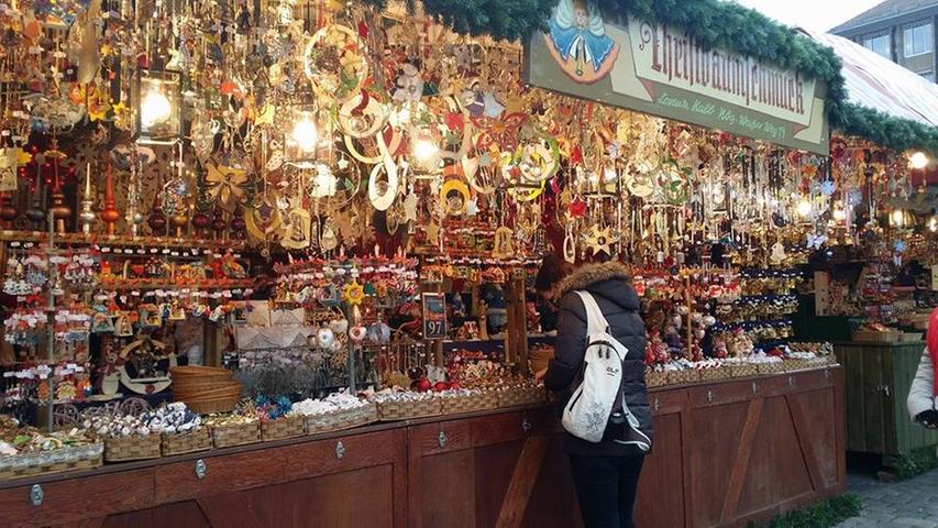 Die Besucher freuen sich über die große Auswahl, vor allem an Weihnachtsschmuck auf dem Christkindlesmarkt,...