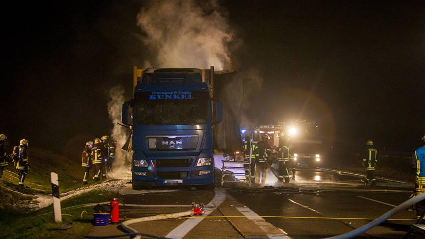 Lastwagen mit Würstchen brennt bei Erlangen aus