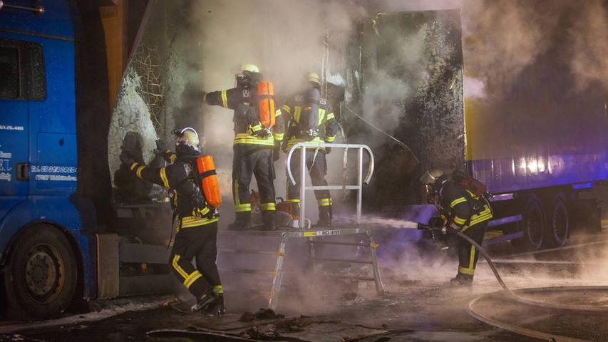 Lastwagen mit Würstchen brennt bei Erlangen aus