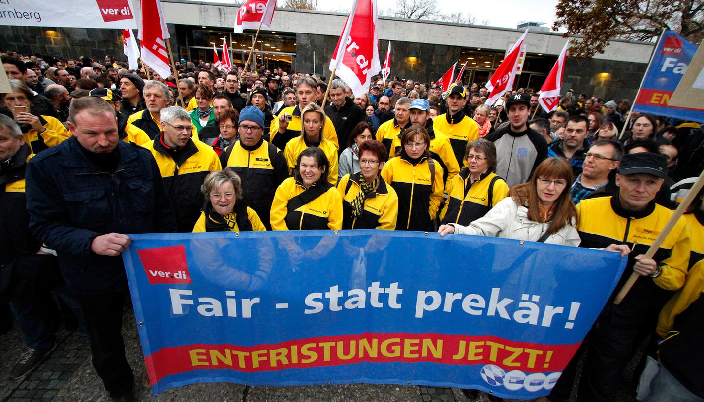Den Gang zum Briefkasten konnten sich am Samstag viele Menschen in Mittelfranken sparen: Beschäftigte der Briefniederlassung Nürnberg hielten eine Protestkundgebung ab.